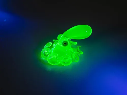 Vista 5 de Estatuilla de cristal de uranio verde pulpo brillante verde Murano criatura marina escultura UV reactivo mini pulpo animal de vidrio hecho a mano