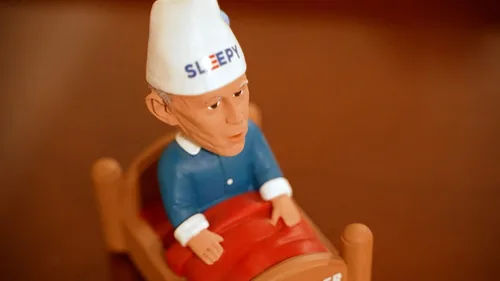 Vista 6 de Pesky Patriot Sleepy Joe Biden Bobblehead - Regalo de broma divertido anti-Biden para conservadores y republicanos