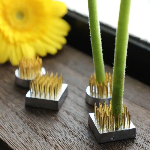 Vista 4 de Wazakura 4 mini soportes de flores japonesas Ikebana Kenzan, fabricado en Japón, rana de alfiler floral, cuadrado redondo, 1 pulgada (0.945 in)