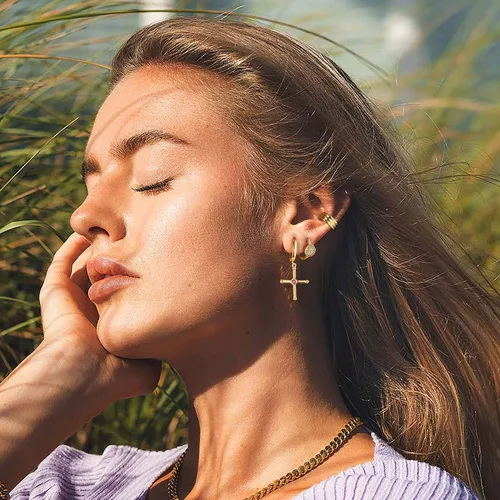 Vista 3 de Aretes de aro Huggie chapados en oro de 14 quilates, delicados y gruesos, con incrustaciones de zriconia cúbica, para dormir, pequeño, delicado