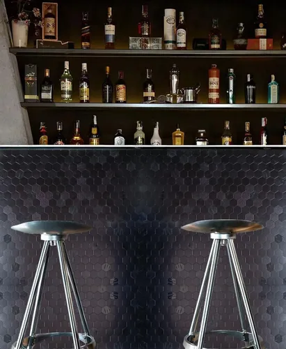 Vista 6 de XUANINY 10 azulejos de respaldo de metal para despegar y pegar, adhesivo de mosaico de aluminio para decoración de pared de cocina, diseño hexagonal