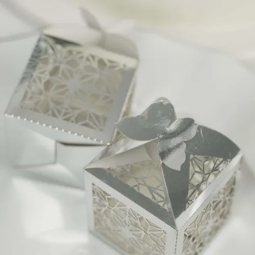 Vista 2 de Efavormart - 25 cajas de dulces con estampado de encaje con estampado de mariposa plateada, elegantes cajas de regalo con forma de mariposa
