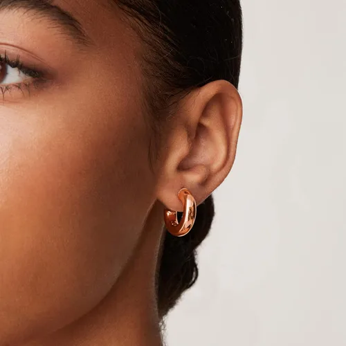Vista 2 de PAVOI 14K Gold Plated Lightweight Chunky Open Hoops Gold Hoop Earrings for Women