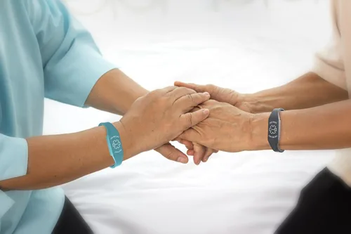 Vista 7 de Pulsera Elite II USB Plus de alerta médica. Pulsera de identificación con memoria USB impermeable de 2 GB, grabado personalizado de 10 líneas