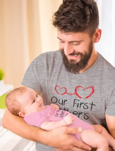 Vista 2 de Our First Father's Day - Conjunto de body para bebé y camiseta para hombre que hacen juego