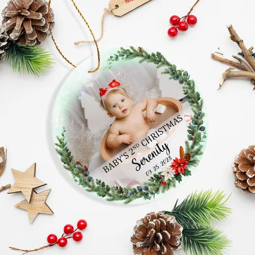 Vista 4 de Adorno de Navidad de la segunda Navidad del bebé 2026, marco de fotos de corona, adorno de segunda Navidad para papá, mamá, nombre de bebé