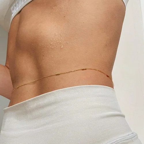 Vista 2 de Cadena de cuerpo minimalista para bikini de playa de oro de 18 quilates, cadena de vientre ajustable con dijes, joyería de moda hecha a mano