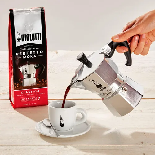 Vista 3 de Bialetti Moka Express - Cafetera de café expreso de 6 tazas y placa de inducción