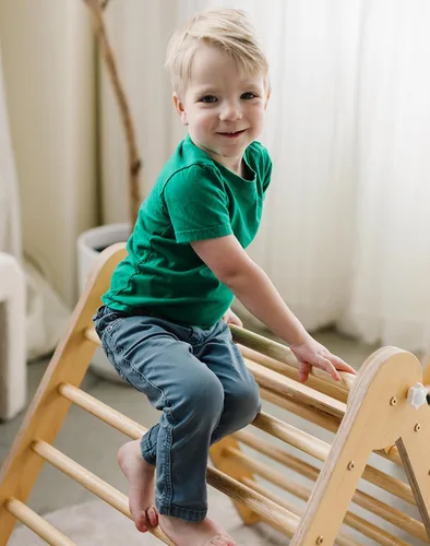 Vista 2 de Beright Gimnasio triangular Pikler 4 en 1, escalador plegable Montessori con rampa, juguetes de escalada de interior para niños, triángulo