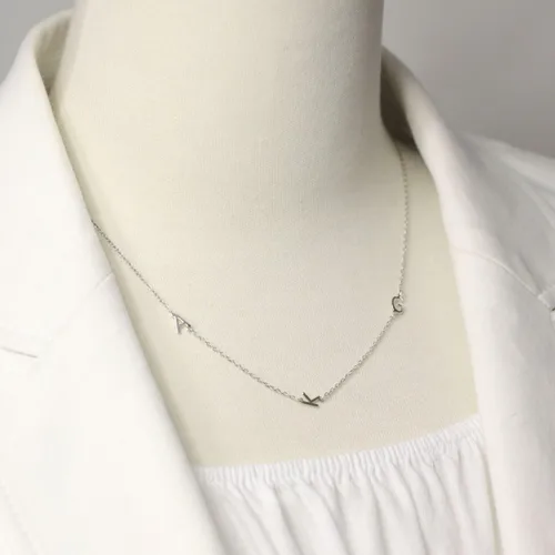 Vista 2 de Collar personalizado de plata de ley con iniciales de letras pequeñas