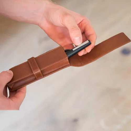 Vista 5 de DiLoro Estuche doble de cuero para lápices para dos bolígrafos estilográficos, bolígrafo y lápices (Bugatti Tan)