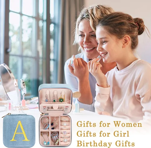Vista 7 de Parima Regalos de cumpleaños para mujeres, estuche portátil pequeño de viaje con iniciales azules, organizador de joyas, accesorios de viaje azules