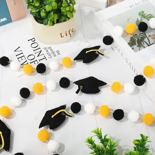 Vista 7 de Whaline Guirnalda de bola de fieltro con gorro de graduación 3D, pancarta de pompones preencordados en negro, blanco, amarillo, felicitaciones