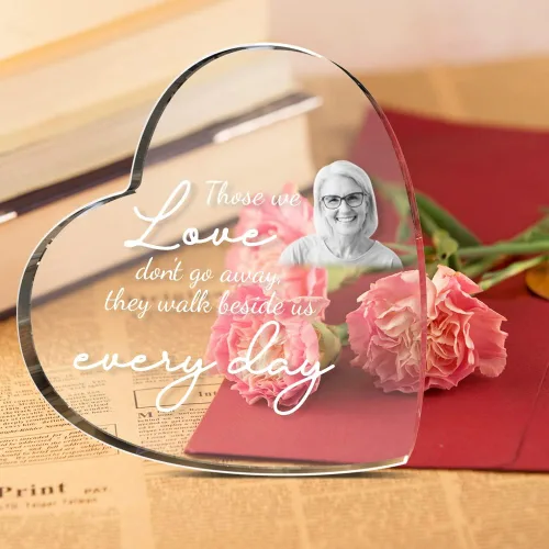 Vista 2 de Foto de cristal 3D – Corazón grabado con imagen, regalos personalizados para el día de la madre con tu propia foto para mamá, papá, hombres