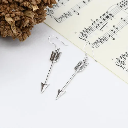 Vista 2 de AeraVida Aretes colgantes minimalistas de plata de ley 925 con flecha de cazador, Plata Cobre