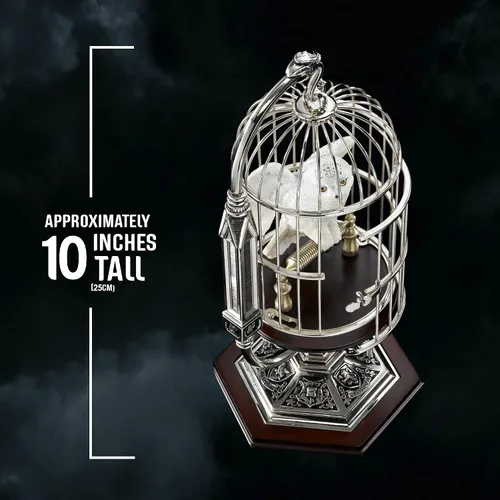Vista 4 de The Noble Collection Harry Potter Hedwig miniatura en jaula – Escultura de búho nevado de resina en pedestal de metal y madera – Set de película