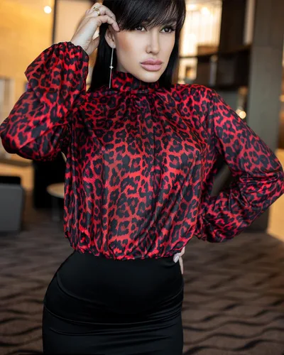Vista 2 de Bona Fide Top de manga larga para Mujer Camisa Puff Leo Red