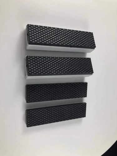 Vista 2 de Mordazas de tornillo de banco suave de goma de aleación de aluminio con bloques magnéticos fuertes, se venden con un par de goma de repuesto