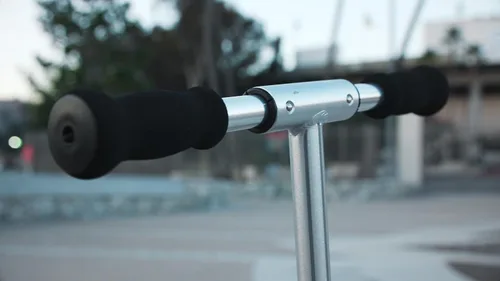 Vista 6 de Razor A5 DLX Patinete para niños de 8 años en adelante - Ruedas de uretano de 8", plegable, manubrio anti-traqueteo, para ciclistas de hasta 220 lbs