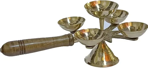 Vista 4 de Lámpara de aceite dorada hecha a mano de puja india para Diwali Pooja Artículo akhand Diya para Pooja Propósito (8.5 X 4 PULGADAS)