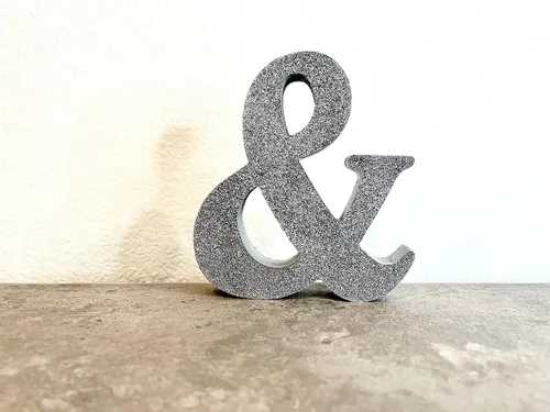 Vista 4 de Letrero de madera para decoración de boda de Mr & Mrs para mesa de recepción de novia y novio. Letras de madera para centro de mesa de pareja