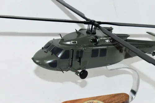 Vista 4 de Sikorsky® UH-60 Black Hawk 2-211º Regimiento de Aviación, modelo a escala de caoba de 16