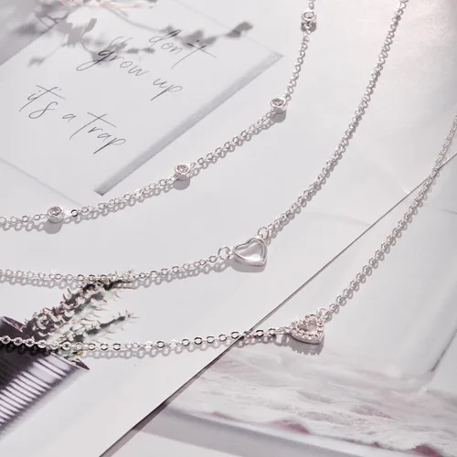 Vista 4 de Collar de corazón en capas de plata chapada en oro de 14 quilates para mujer, delicado y moderno colgante de corazón pequeño, collar de corazón