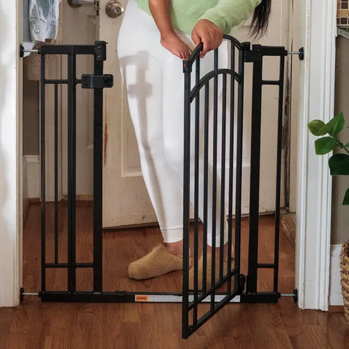Vista 11 de Ingenuity Puerta decorativa multiusos extra alta con paso para bebé, se adapta a aberturas de 28.5 a 48 pulgadas (paquete de 1), metal negro