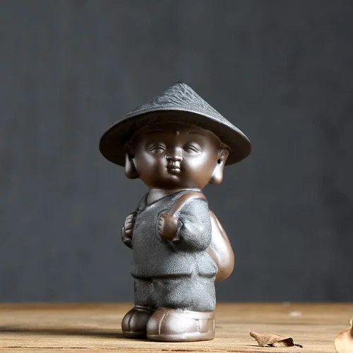 Vista 7 de KJYHXX Little Cute Monk - Figuras de cerámica – Adorables estatuas de monje de porcelana marrón (estilos de escoba/personal/bolsa) – Escritorio