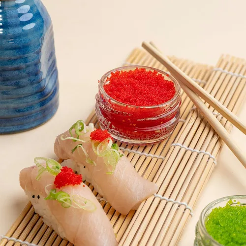 Vista 4 de MARKY'S Huevas de pez volador Tobiko Roe - 8 oz / 227 g - Caviar de grado sushi Rojo