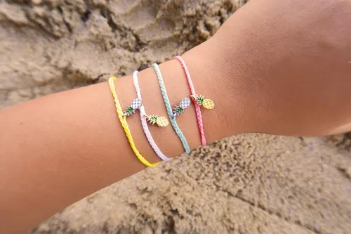 Vista 2 de Pura Vida Pulsera con dije esmaltado de piña plateada u oro, banda ajustable, 100% impermeable