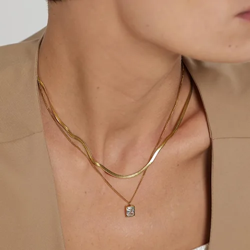 Vista 3 de Yonhi 2 collares de capas chapados en oro para mujer, gargantillas de cadena de serpiente, cadenas de espiga de eslabones planos con colgantes