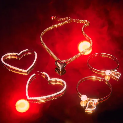 Vista 3 de Steve Madden Juego de joyas de corazón esculpido, Metal, No es una piedra preciosa