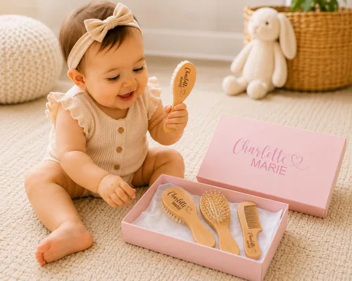Vista 6 de Juego de cepillos para bebé Cepillo de madera personalizado Esenciales para niña recién nacida 3 piezas