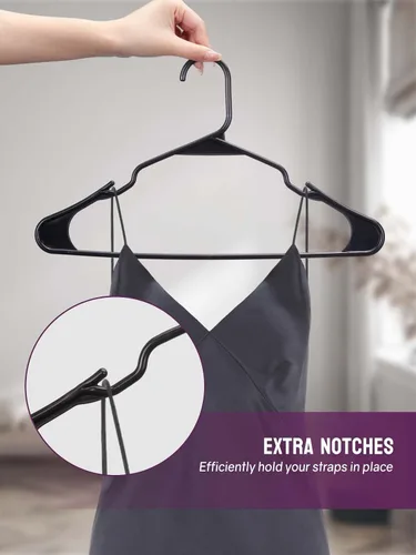 Vista 3 de Perchas de plástico negras fabricadas en Estados Unidos, paquete de 100 perchas para ropa con ranuras para los hombros, ahorro de espacio