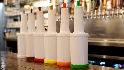 Vista 2 de Winco Flow-N-Stow - Juego de 6 botellas para jugo de frutas y licor de 1 cuarto de galón (32 onzas)