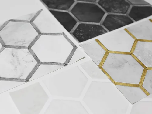 Vista 8 de NextWall Papel pintado geométrico hexagonal con incrustaciones para despegar y pegar (negro cósmico y plateado)