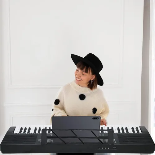 Vista 4 de Piano de teclado de 61 teclas para principiantes con teclas iluminadas y modos de enseñanza profesional, incluye soporte, banco, micrófono, soporte