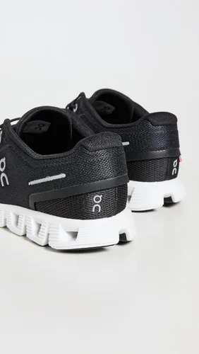 Vista 5 de ON Cloud 5 - Tenis para mujer, Negro/Blanco