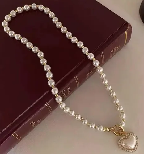 Vista 7 de Collar de perlas y corazón para mujer. Diseño de corazón de cristal con perlas blancas artificiales. Ideal para bodas, fiestas o uso casual.