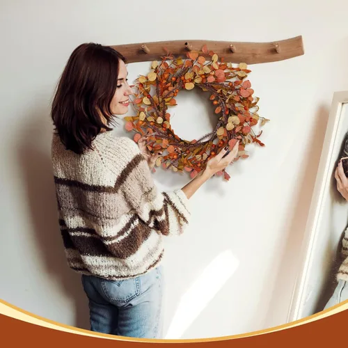 Vista 5 de Corona de otoño de 20 pulgadas para puerta delantera, decoración de otoño con hojas de eucalipto naranja, coronas rústicas de cosecha de Acción