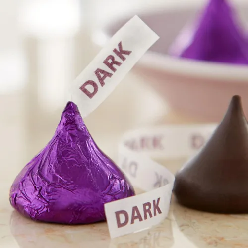 Vista 4 de Yummy Chew Hershey - Caramelos a granel de chocolate oscuro – Hershey Kisses en papel de aluminio morado – Hersheys Kisses envueltos individualmente