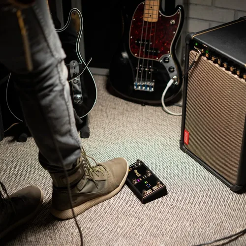 Vista 4 de Positive Grid Spark Control X - Pedal de pie inalámbrico y controlador para amplificadores de la serie Spark