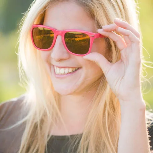 Vista 4 de Suministros para regalos de fiesta de colores neón Paquete de 8 gafas de sol unisex
