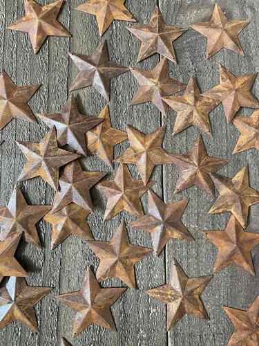 Vista 2 de Grupo de 100 oxidado de metal estrellas con agujero para decorar y acabado