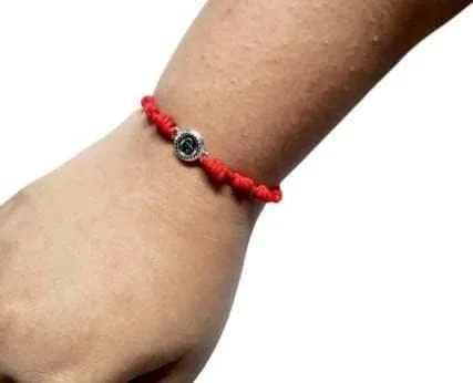 Vista 3 de So Thai - Pulsera hecha a mano con amuleto Namo para protección y buena suerte color rojo M