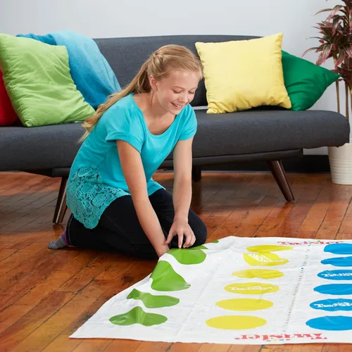 Vista 10 de Hasbro Gaming Twister Ultimate: Tapete más grande, más puntos de colores, juego familiar de fiesta para niños de 6+ años; compatible con Alexa