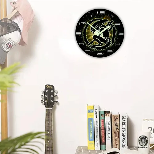 Vista 8 de The Geeky Days Alien Xenomorph Reloj que brilla en la oscuridad, funciona con pilas, silencioso de cuarzo, película de ciencia ficción, luminoso, 12