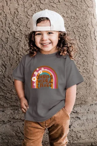Vista 2 de Camiseta Young Wild and Three para niña, camiseta de 3er cumpleaños para bebé, retro, arco iris, cumpleaños, 3 años
