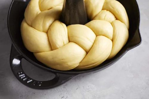 Vista 2 de Staub Asador vertical de pollo de hierro fundido de 9.5 pulgadas, negro mate, fabricado en Francia